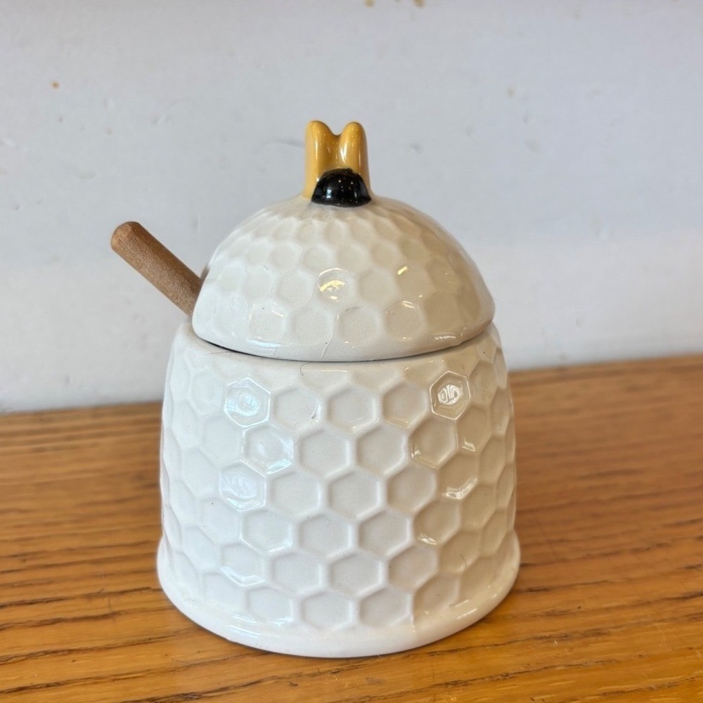 Newclassic Enterprise White Earthenware Honey Pot with Bee Lid and Wood Dipper